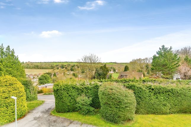 2 bed property, in Tupwood Lane, £250,000