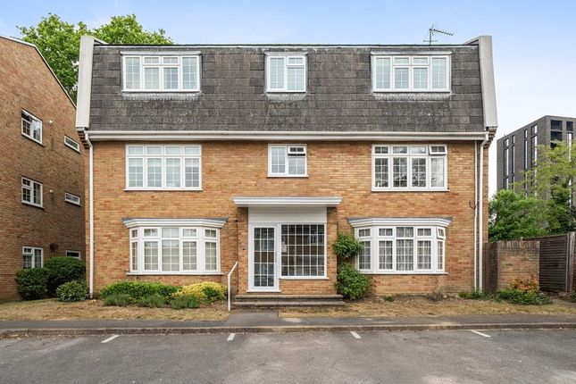 1 bed property, in Woking, £220,000