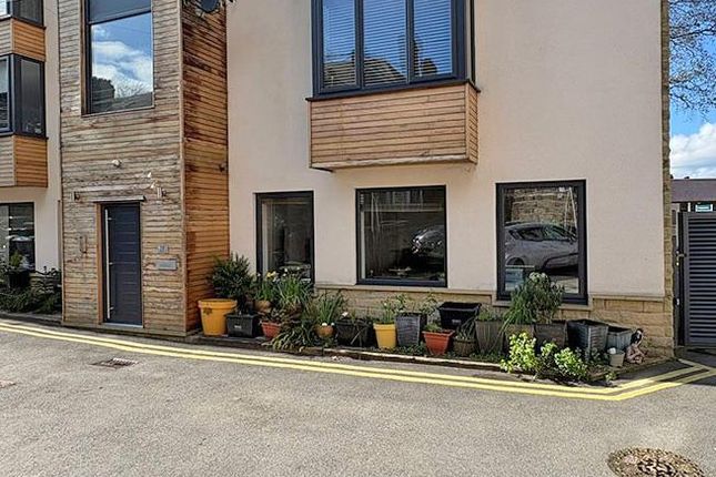 2 bed property, in Back Dragon Parade, £250,000