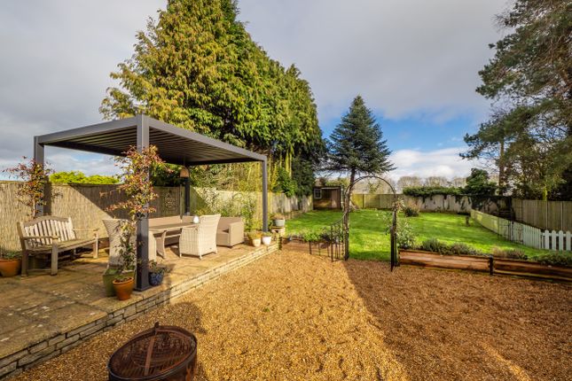3 bed property, in Groveside, £300,000