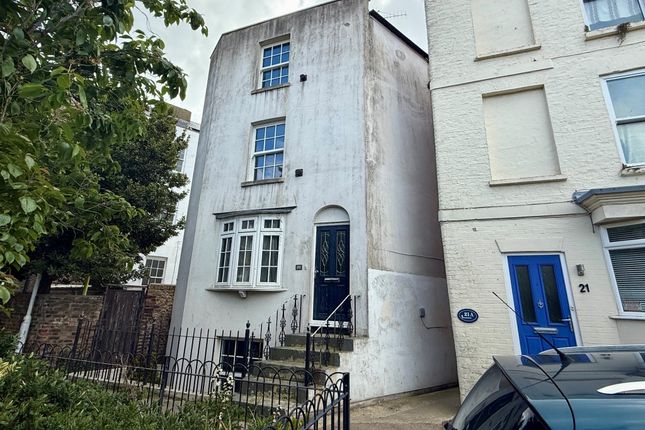 3 bed property, in 20 La Belle Alliance Square, £150,000