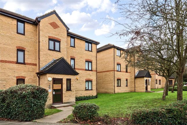 2 bed property, in Woodfield Close, £300,000