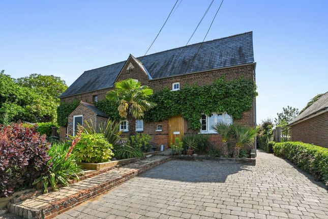 2 bed property, in Toppesfield, £400,000