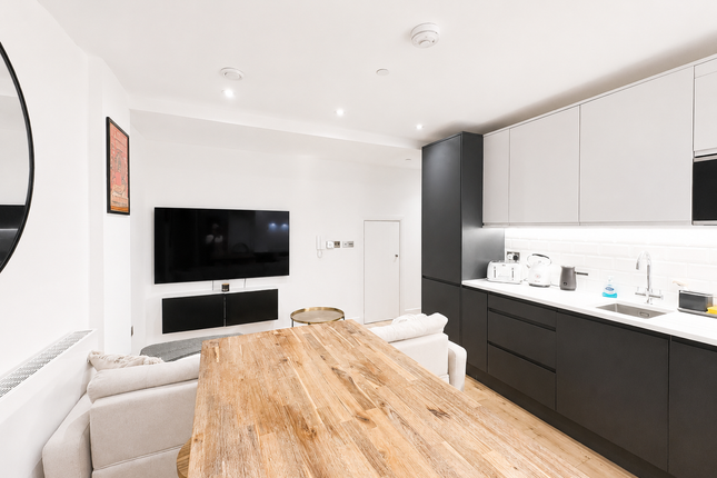 1 bed property, in Deptford Broadway, £185,000