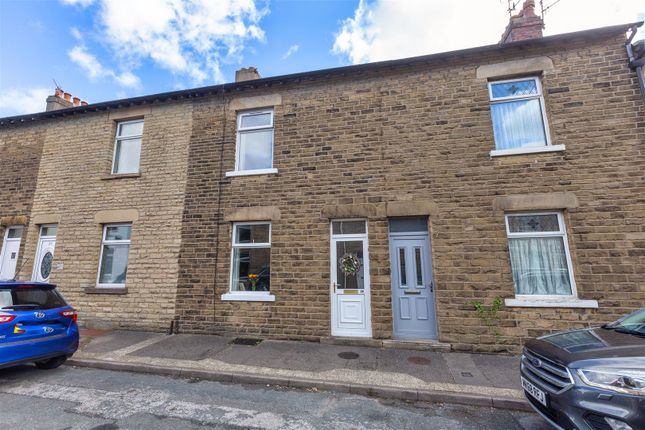 2 bed property, in Hill Street, £170,000