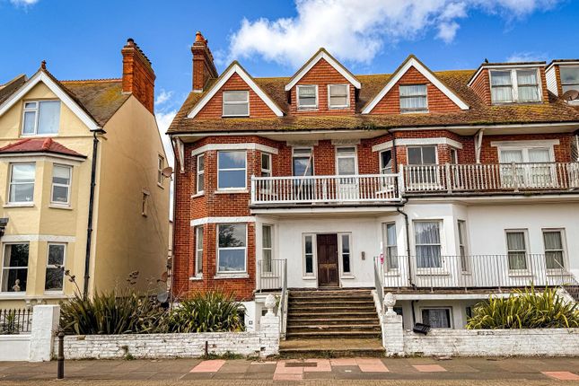 2 bed property, in Royal Parade, £140,000