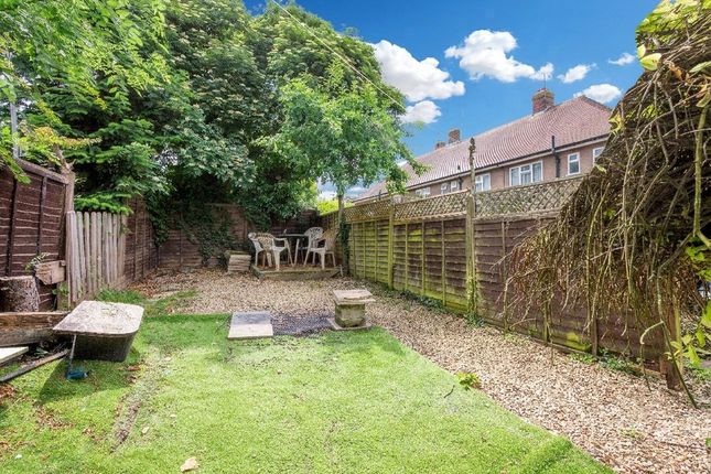 2 bed property, in Thornycroft Close, £215,000