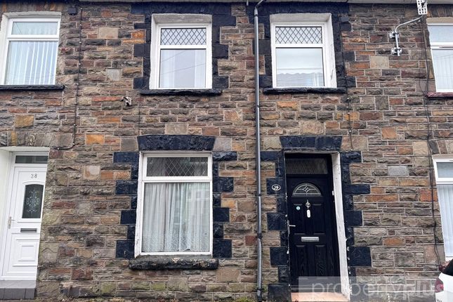 2 bed property, in Lake Street, £82,000