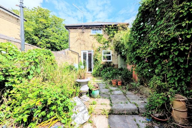 1 bed property, in The Avenue, £215,000