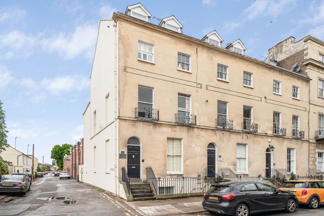 Studio, in Suffolk Court, £145,000