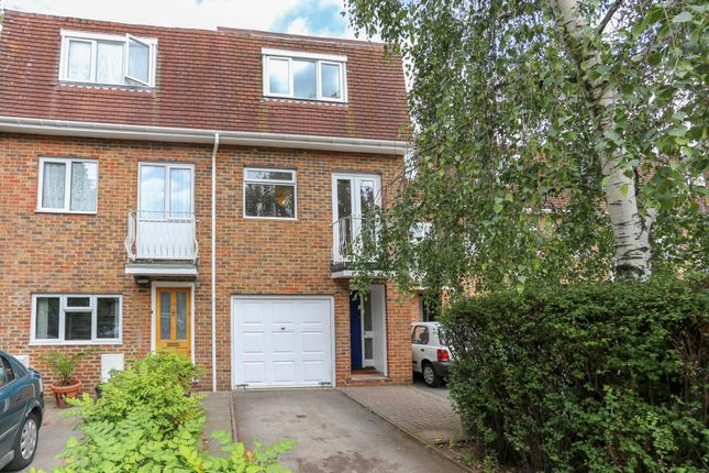 3 bed property, in Blossom Close, £625,000