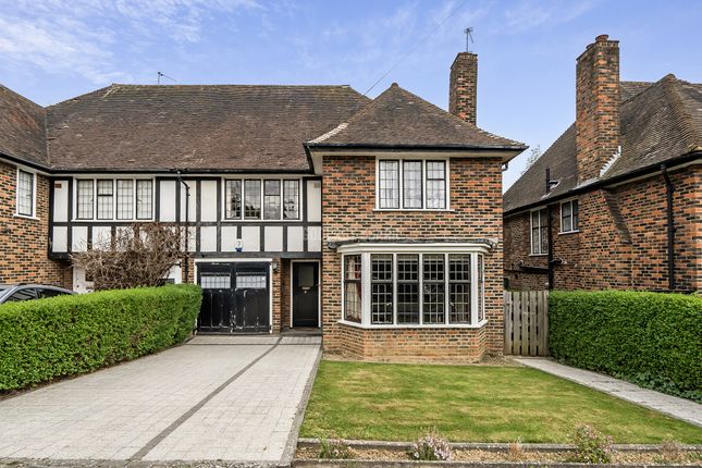 4 bed property, in Greenhalgh Walk, £1,495,000