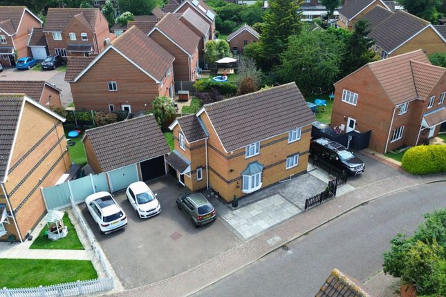 3 bed property, in Poplar Close, £475,000