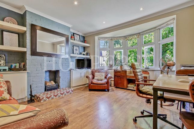 2 bed property, in Prout Grove, £425,000