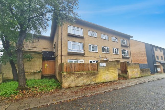 1 bed property, in Talland Avenue, £145,000