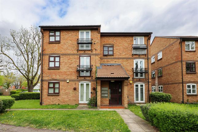 2 bed property, in Merrivale Mews, £275,000