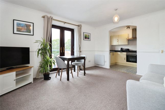 2 bed property, in Taylor Close, £170,000