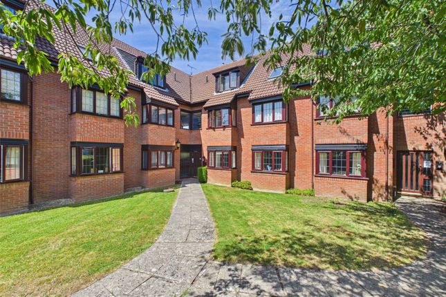 2 bed property, in Chapman Way, £180,000