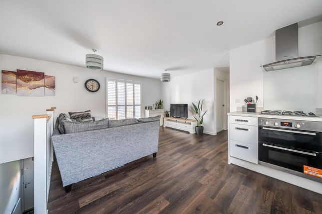 2 bed property, in Worrall Drive, £270,000