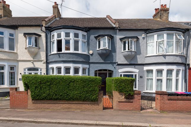 3 bed property, in Westbourne Grove, £400,000