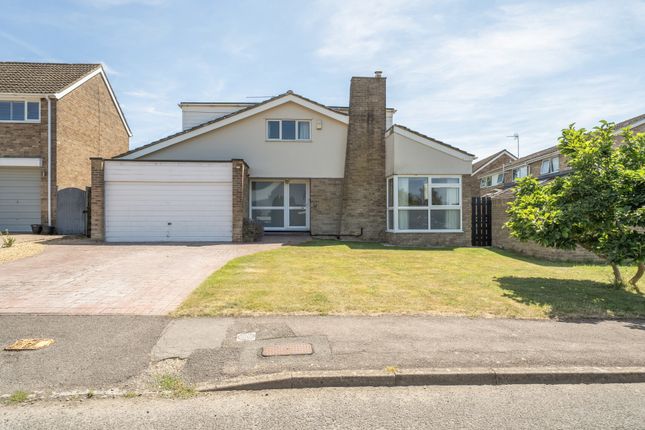 3 bed property, in Turnpike Road, £795,000