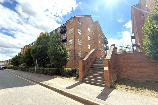 2 bed property, in Holly Street, £170,000