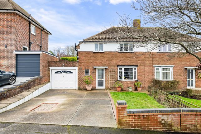 3 bed property, in White Cliff Way, £425,000