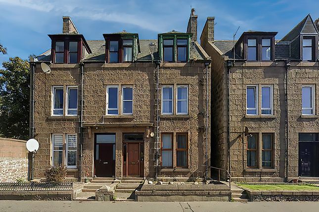 2 bed property, in Prince Street, £53,000