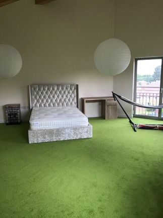 2 bed property, in Salisbury Street, £170,000