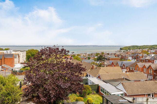 3 bed property, in Bellevue Road, £290,000