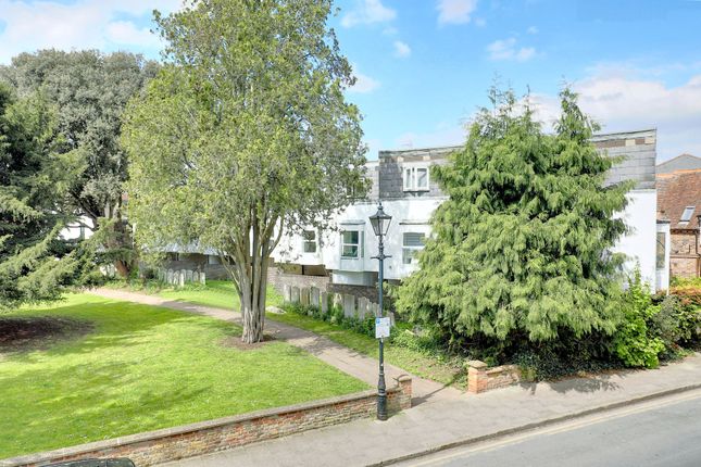 1 bed property, in Church Row, £175,000
