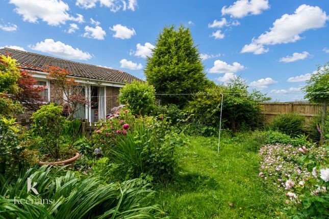 2 bed property, in Helm Close, £280,000