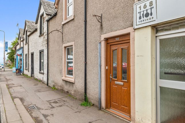2 bed property, in High Street, £125,000