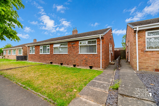 2 bed property, in Elm Tree Walk, £240,000