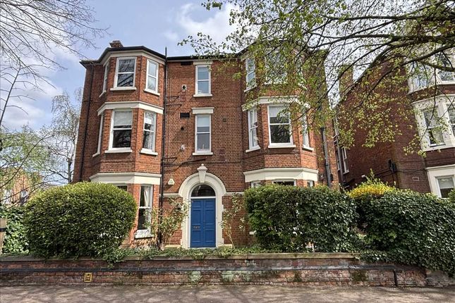 2 bed property, in Bushmead Avenue, £275,000