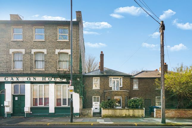 2 bed property, in Lower Green West, £375,000