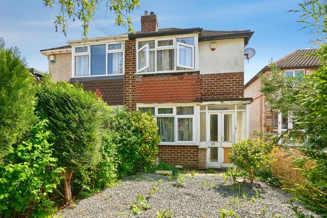 2 bed property, in Cedar Close, £185,000