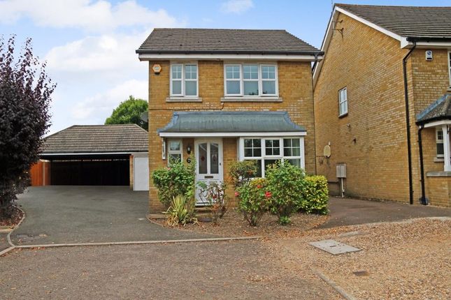 3 bed property, in Wickets End, £565,000