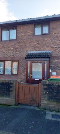 2 bed property, in Woodford Road, £450,000