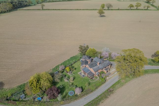 5 bed property, in Morningthorpe, £795,000