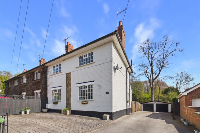 2 bed property, in Woodgates Lane, £310,000