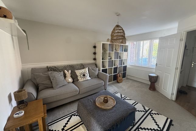 3 bed property, in Desmond Rochford Way, £270,000