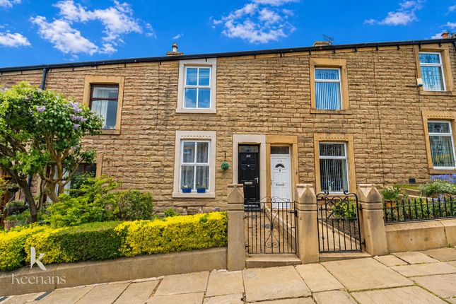 2 bed property, in Avenue Parade, £130,000