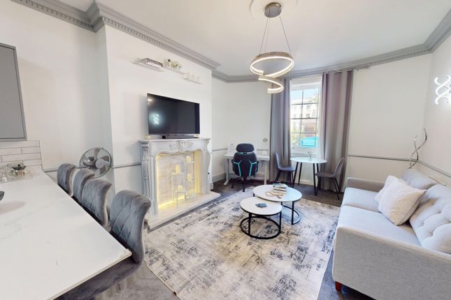 1 bed property, in Norfolk Square, £385,000