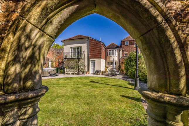 5 bed property, in Castle Street, £900,000