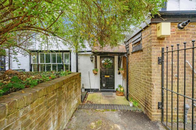 1 bed property, in High Street, £180,000