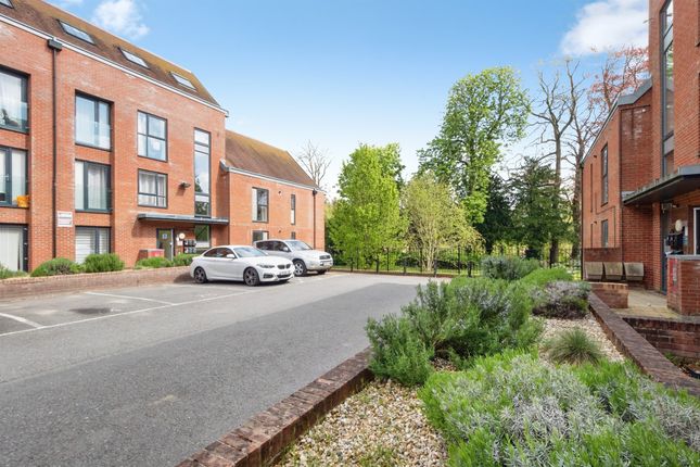 2 bed property, in Candleford Court, £180,000
