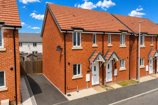 2 bed property, in Cougar Road, £249,950