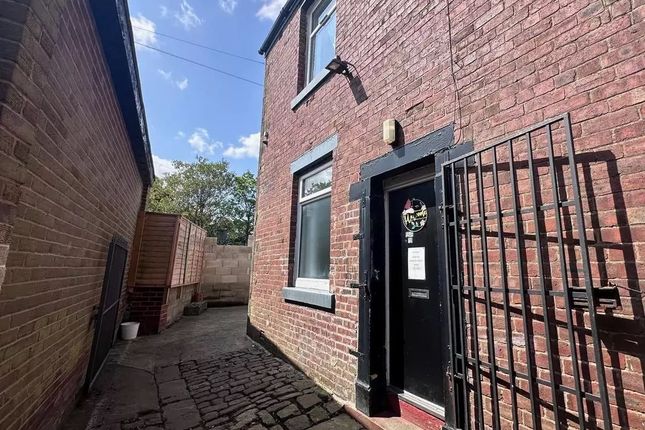 2 bed property, in Market Street, £134,999
