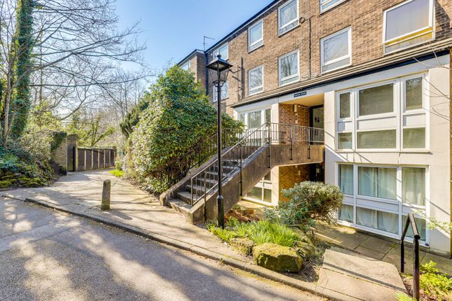 2 bed property, in Redcliffe Road, £80,000